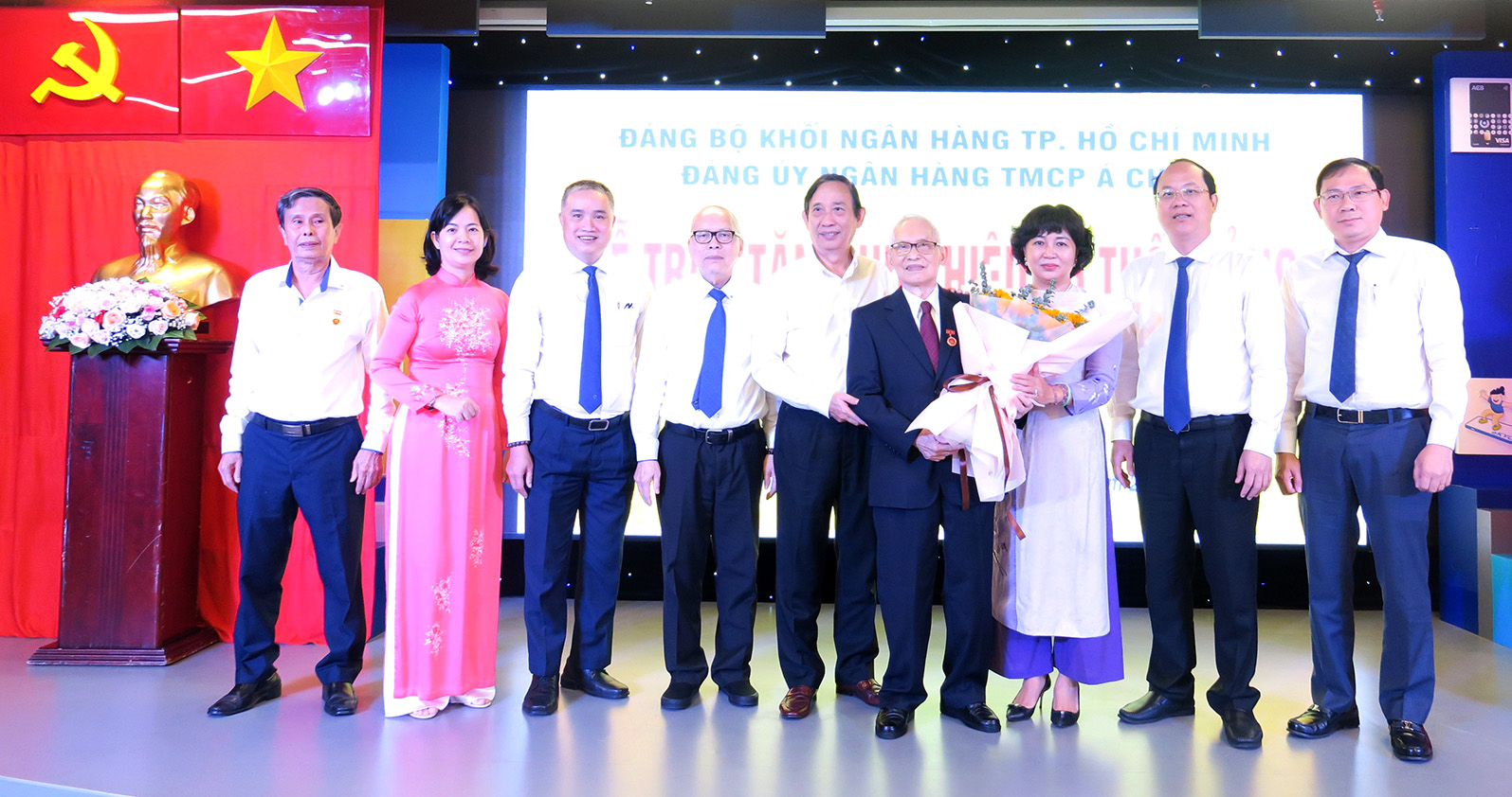 Đồng chí Nguyễn Chí Thành nhận hoa chúc mừng từ lãnh đạo Thành ủy và ngành Ngân hàng TP. Hồ Chí Minh.